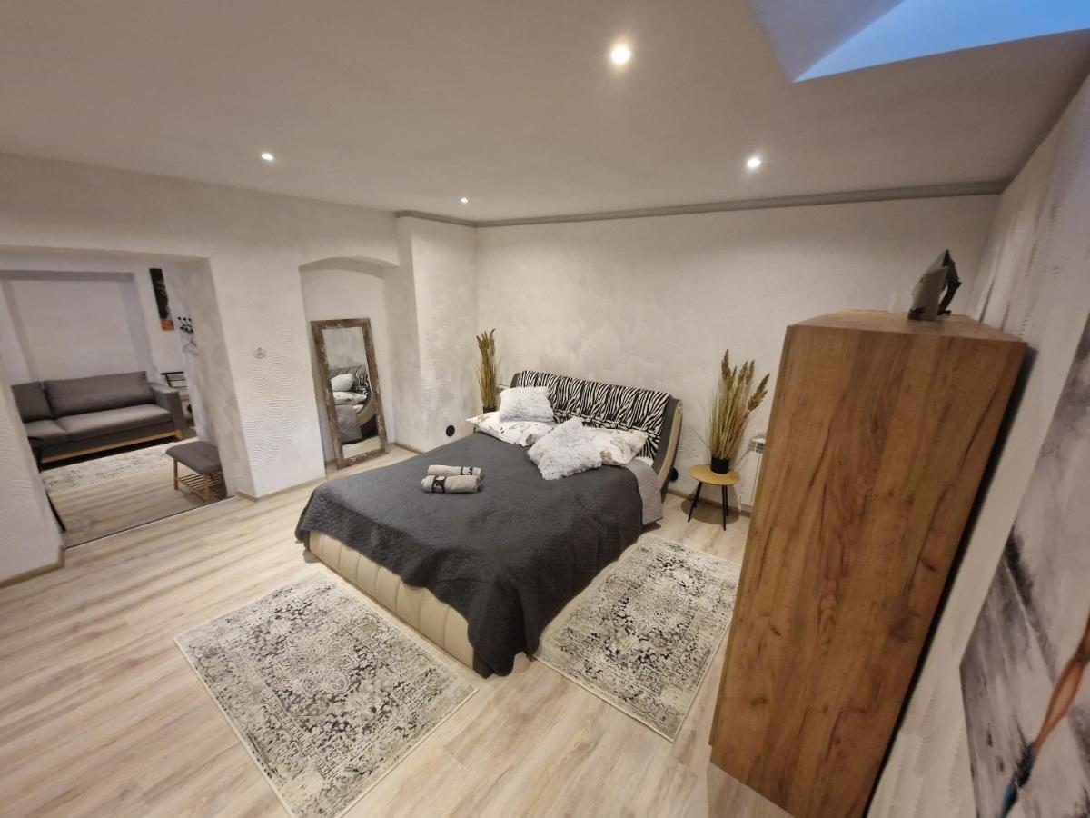 Alibi Apartment *